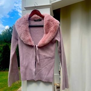 Adorable, fur collar, and lightweight sweater! Clueless vibes!!